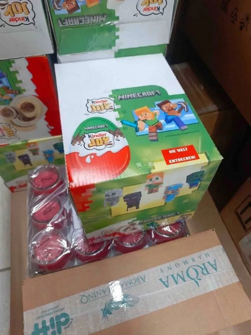 Kinder Joy по Майнкрафту завозят в Магнит коробками. Шоколадные яйца стоят 180 рублей