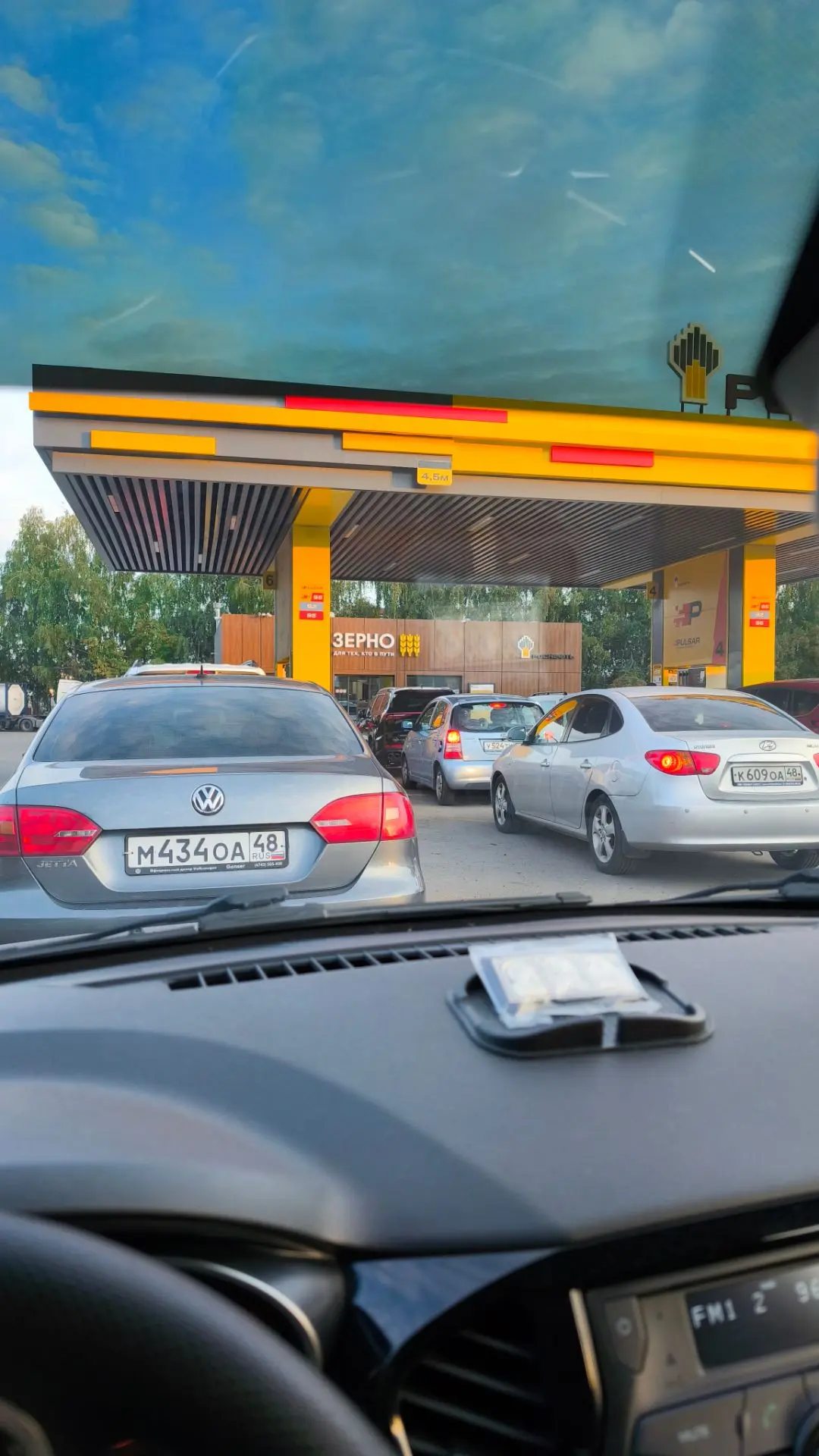 Слушайте, ну это ли не счастье, когда приезжаешь на заправку, а там очередь всего из тр...