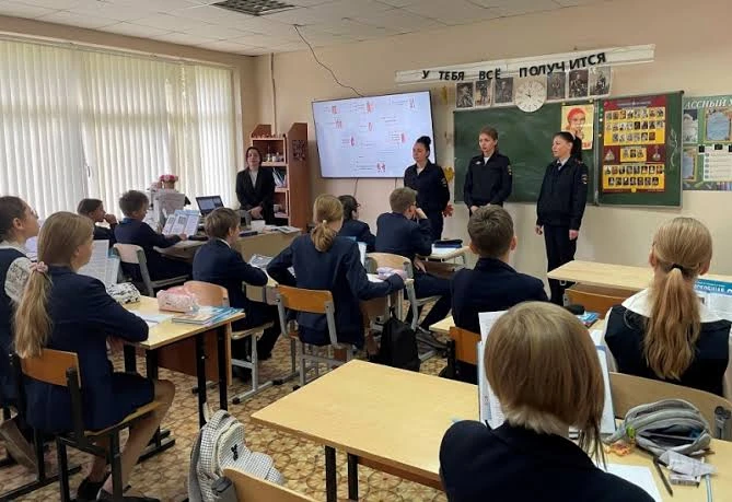 В Подмосковье усиливают профилактику экстремизма среди школьников.