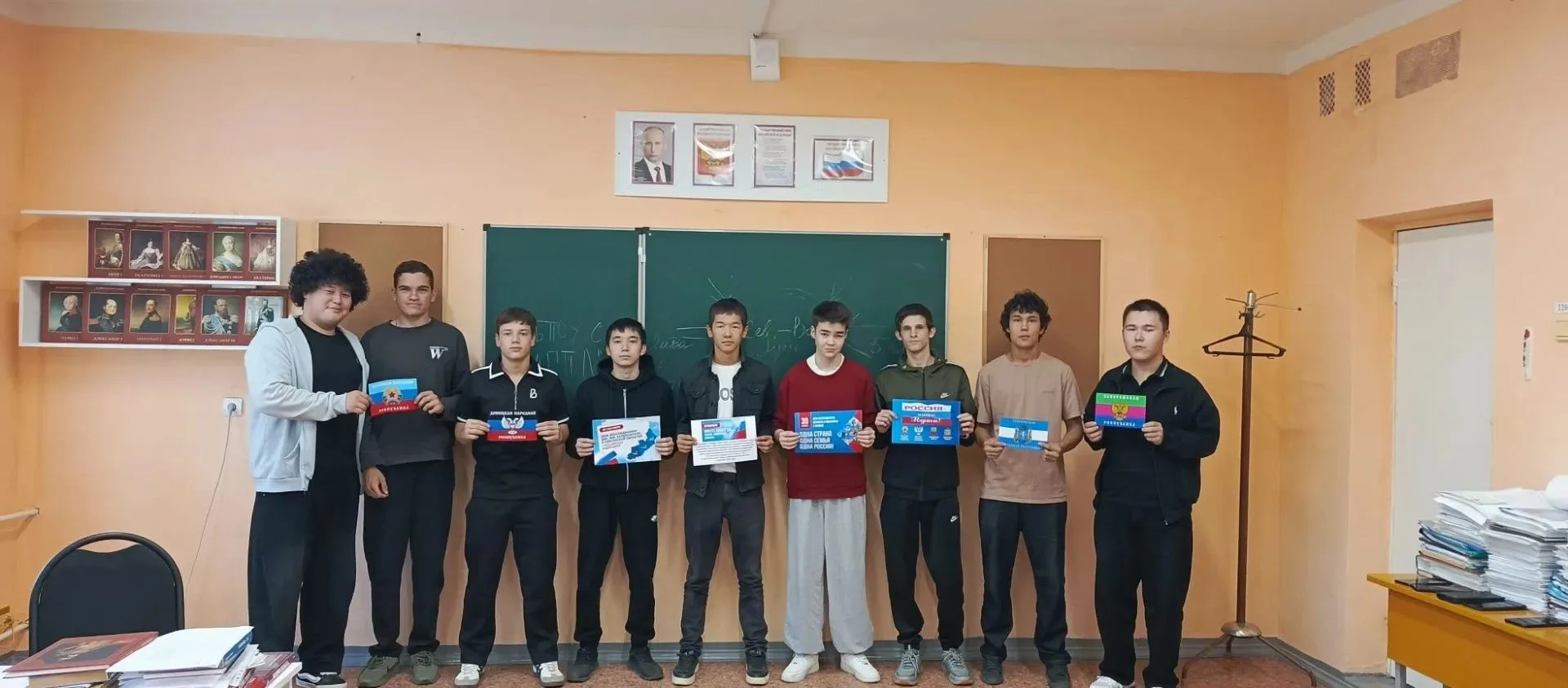 Студенты  нашего лицея из группы Э 11, под руководством классного руководителя Тюриной ...