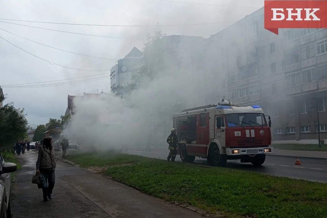 В столице Коми загорелся пассажирский автобус