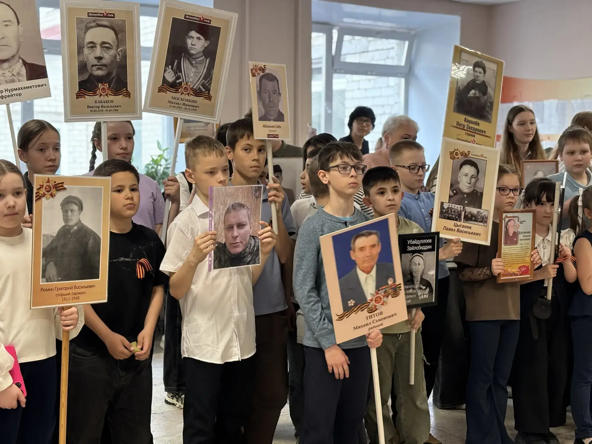 #Победа_81  🎖Бессмертный полк единым строем прошел по гимназии!  📍В преддверии Дня Победы ученики и 