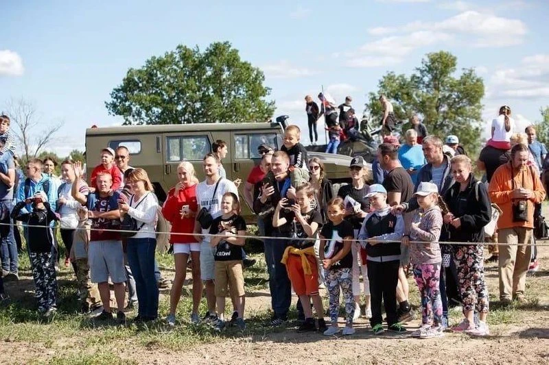 🥳 Отмечаем окончание школы в музейном комплексе «Стальной Десант»   В историческом танковом парке де