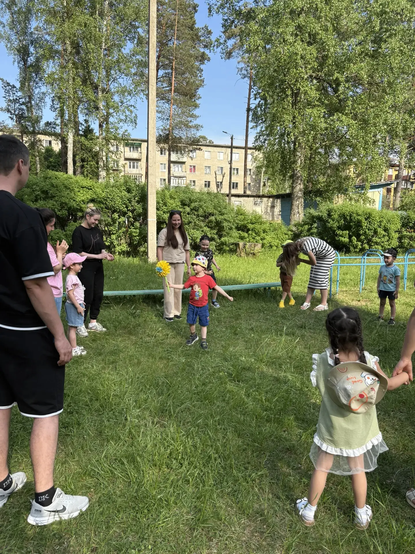 Весёлые старты в нашем детском саду: дети + родители = море радости и азарта!
