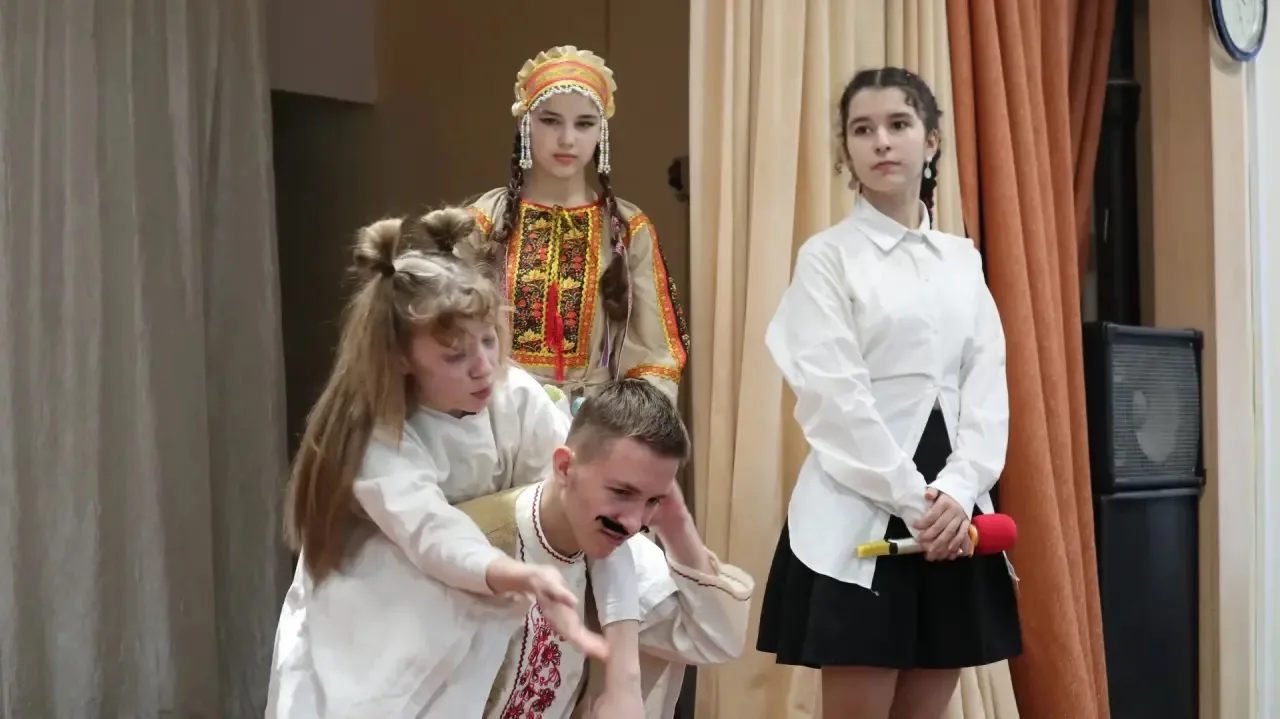 ДРУЖНО — НЕ ТРУДНО!!! 🌍🇷🇺  Прошедшая Семейная суббота в нашей школе превратилась в настоящий калейдо