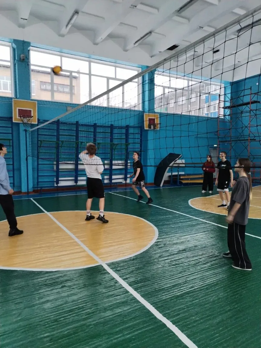 Сегодня состоялся школьный турнир по волейболу для команд учеников 8-9 классов 🏐  В спортивных состя