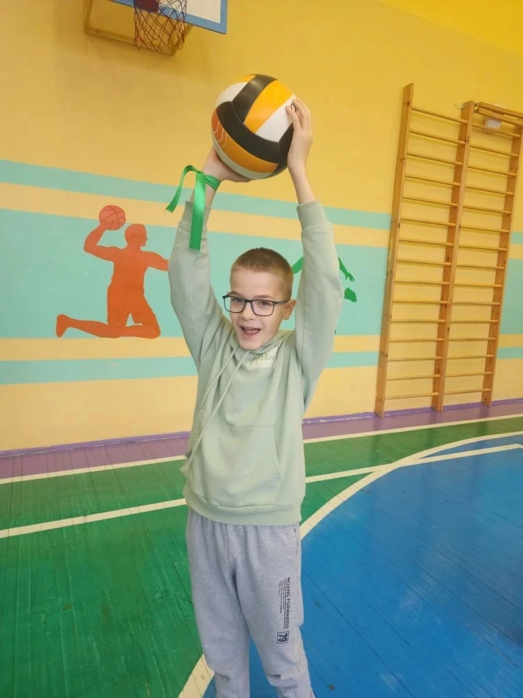 в семейном клубе нашей школы "Осознанный родитель" прошёл весёлый семейный  спортивный праздник.  "В
