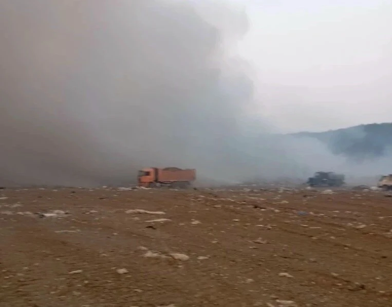На городской свалке удалось локализовать и ликвидировать источник возгорания. В настоящее время откр