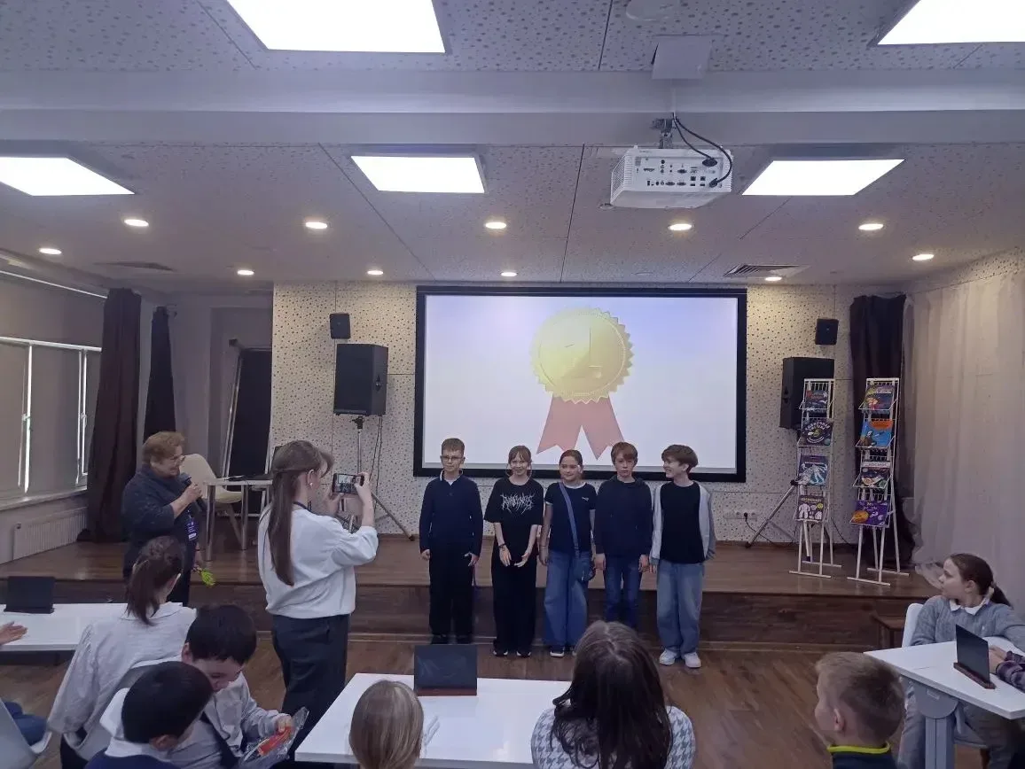🚀 4 «Л» класс отправился в космическое путешествие  📚✨Ученики 4 «Л» класса посетили SMART-библиотеку