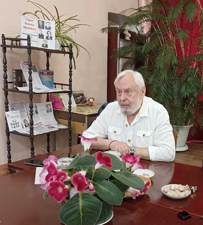 🎨 25 июня в Яранской центральной библиотеке состоялась встреча с народным художником Р...