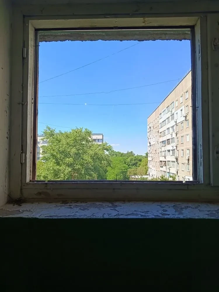 ✅Сообщаем, что по адресу Ульяновых, 33 (1 подъезд) выполнена замена аварийных стёкол между 4 и 5 эта