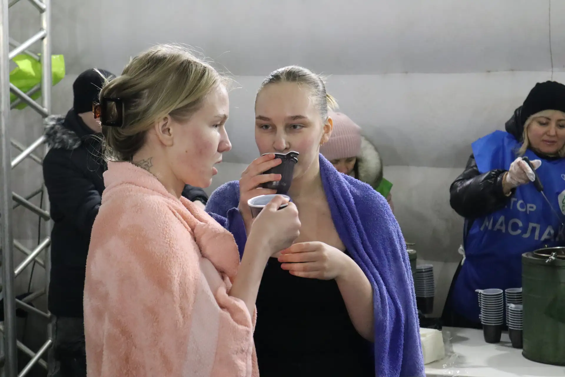 Крещенские купания начались в Академическом!   Перед открытием купелей верующих поприветствовал наст