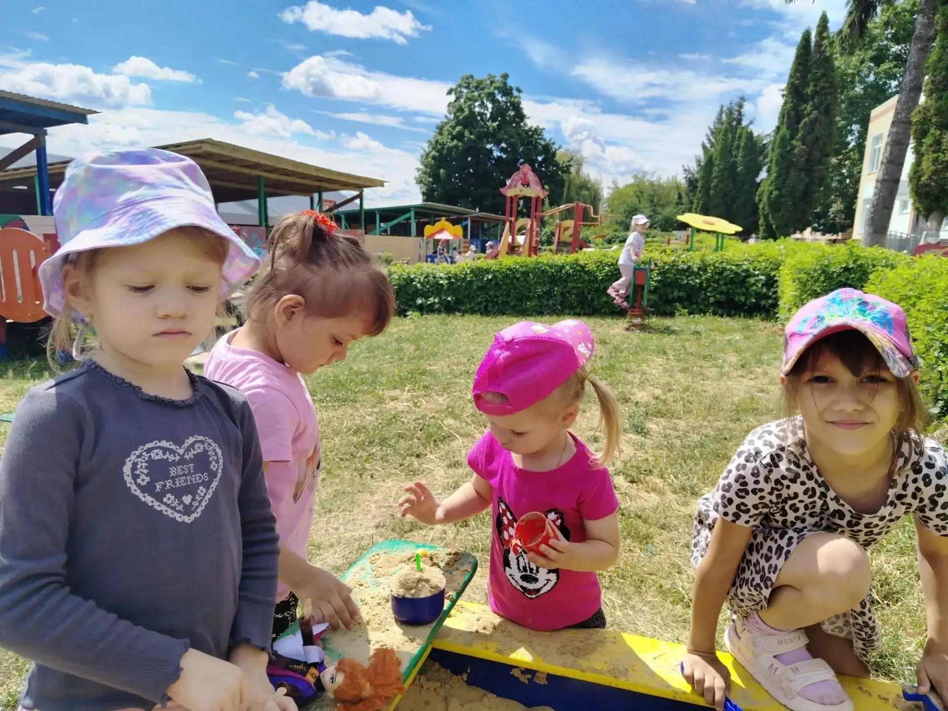 #ДетскийСад41
#ЛетоПрогулка

☀️ Раздаётся шум и смех,
Привлекает это всех!
На прогулке детский сад,
