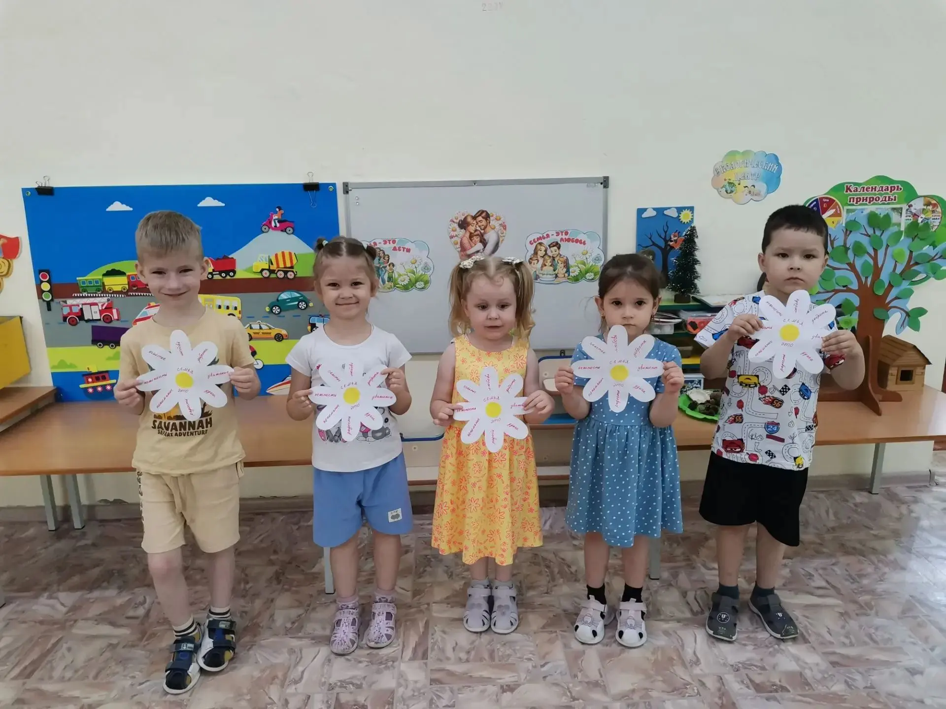 В нашем детском саду «Рябинка» (МБДОУ № 38, п. Эльбан) сегодня по-особенному светло и у...