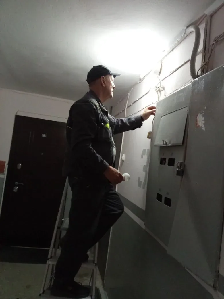 Выполняются работы по замене лампочек в 6 подъезде Губкина 16Б.