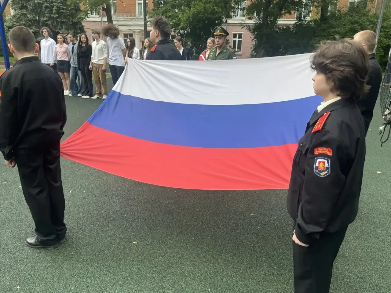 🇷🇺По неизменной традиции последняя учебная неделя в нашей школе началась с торжественной церемонии в