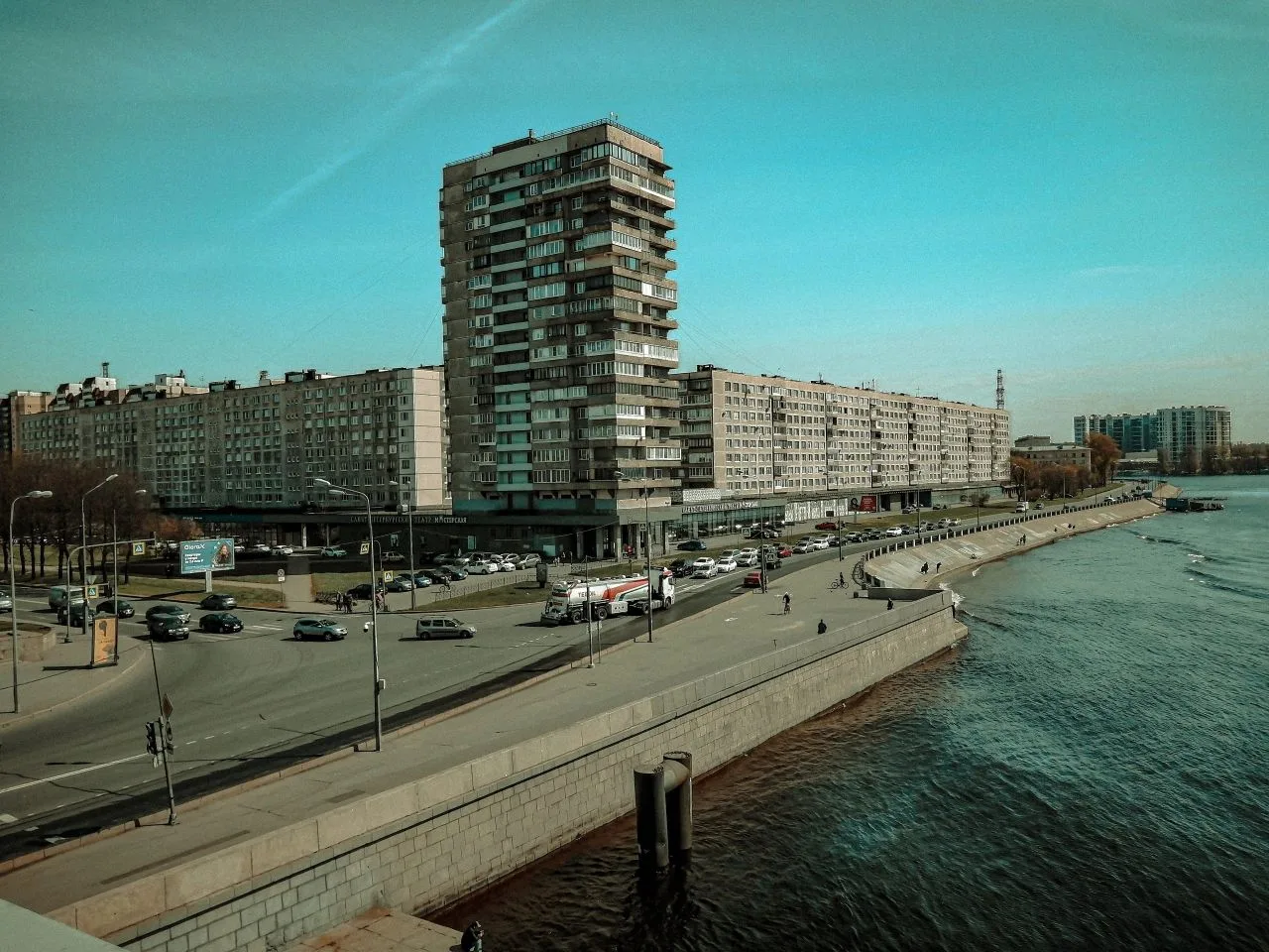 Друзья, уже завтра состоится пешеходная экскурсия "Дома для народа. Правый берег"!

19 июня в 19:00!