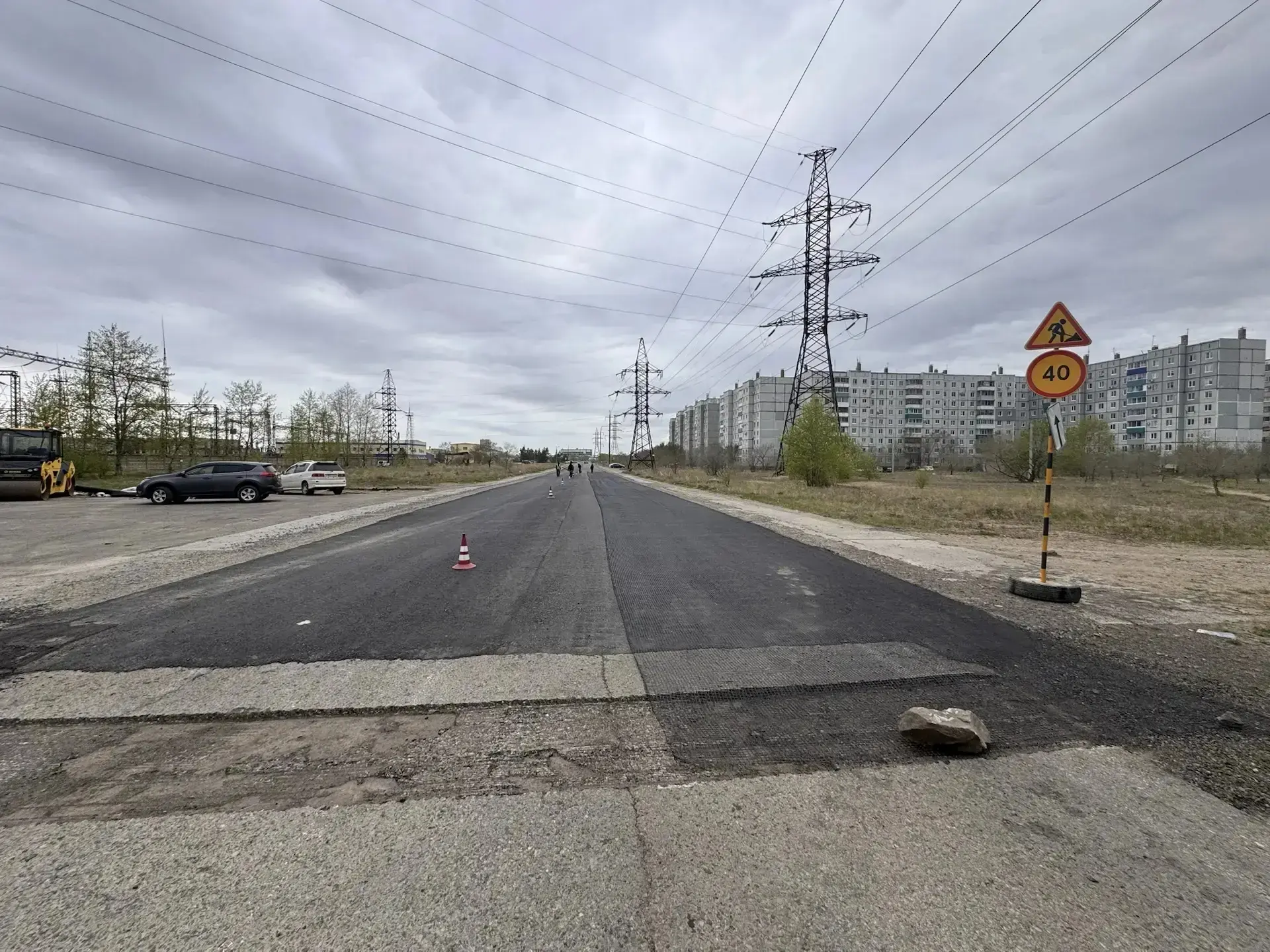 Ну вот и за Пермскую взялсь, в асфальт закатывают, а то умаялись люди по плитам да по ухабам скакать