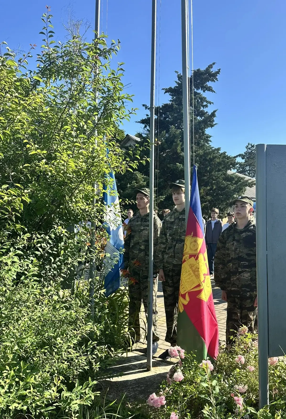🇷🇺 Понедельник в техникуме: новая неделя 

Новая неделя началась с главной традиции — церемонии, к