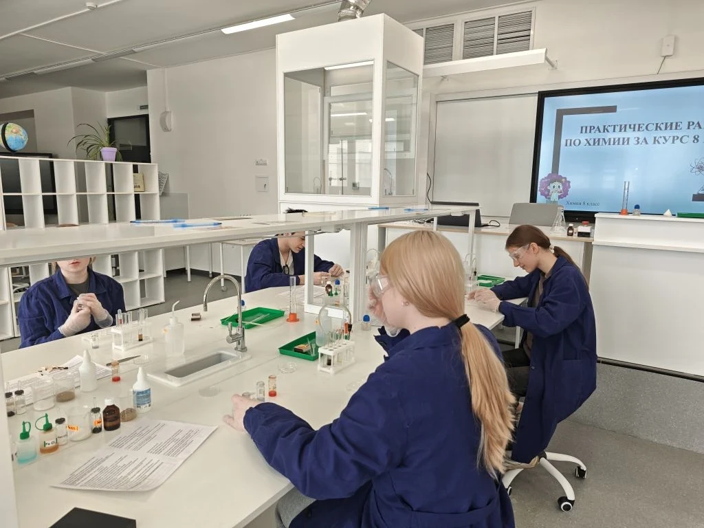 🧪 Химический практикум на каникулах  🧴🔬На каникулах ученики 8-х классов из школьного отделения Рублё