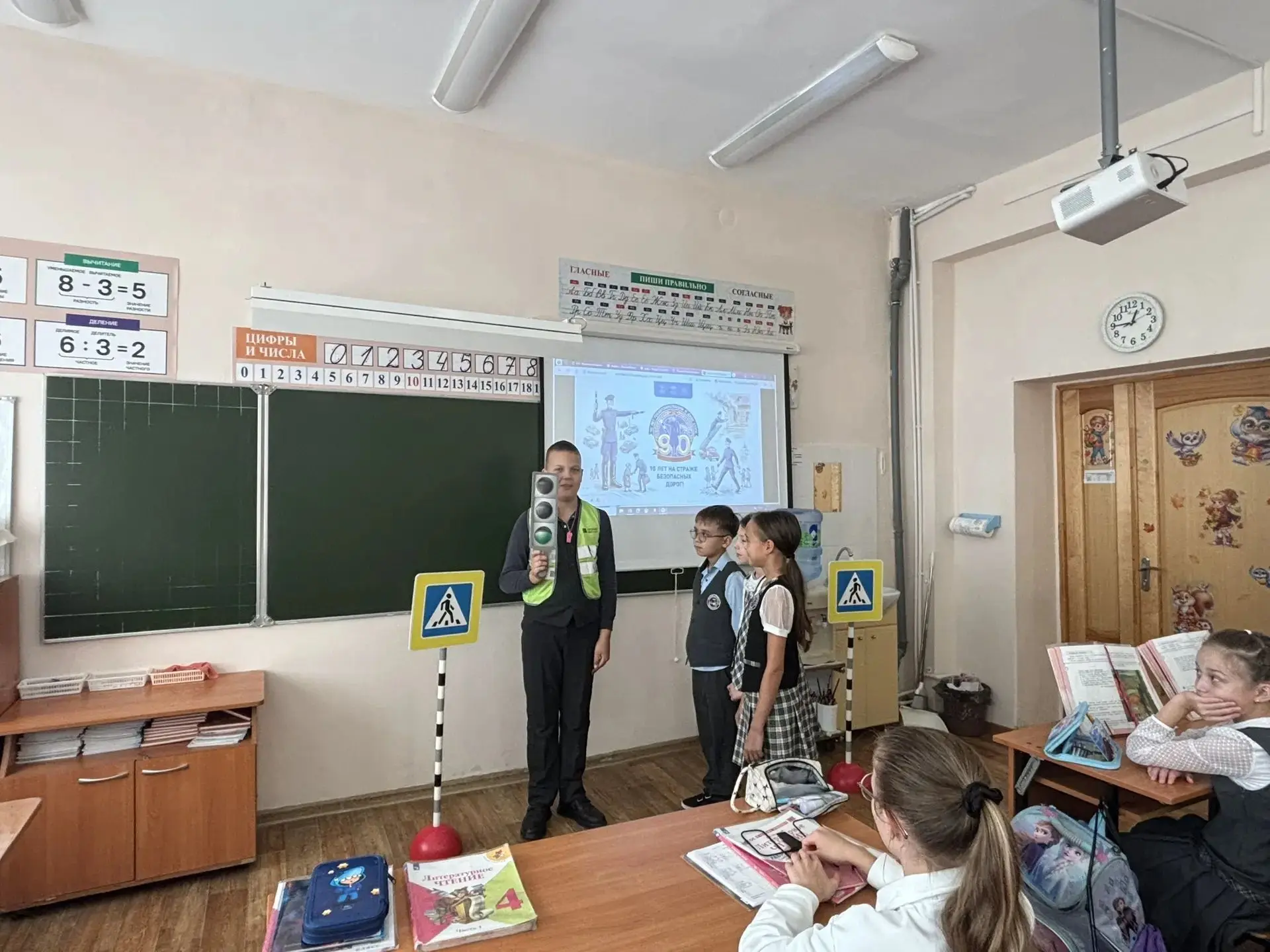 Ребята из отряда ЮИД подготовили мини-инсценировку отрывка «Дядя Стёпа — милиционер». О...
