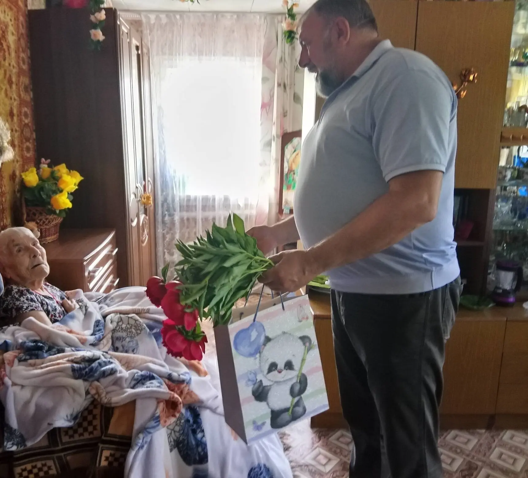 В свой юбилей труженица тыла и ветеран труда  Рыжкова Валентина Макаровна приняла поздр...