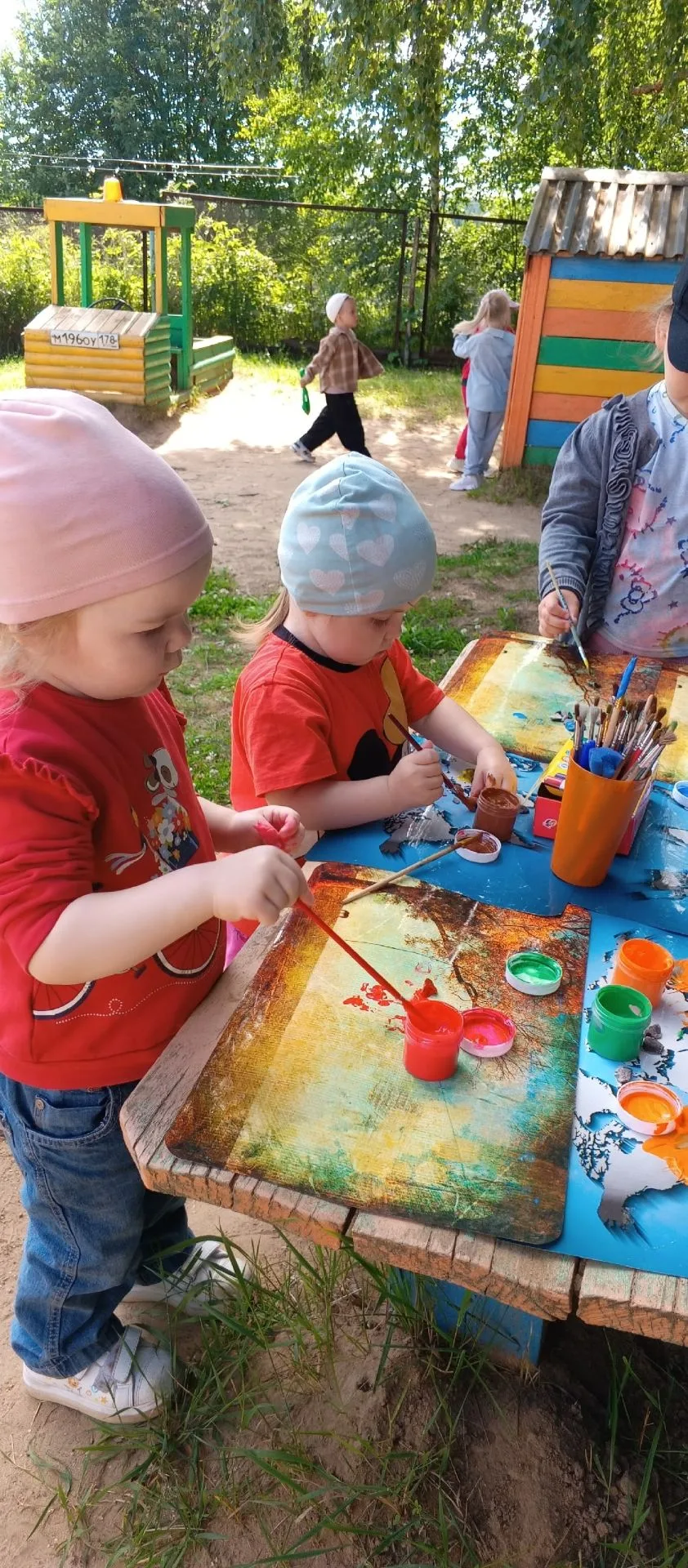🖌🎨 Наши маленькие художники в действии! 🎨🖌
У нас на улице развернулась настоящая творческая маст