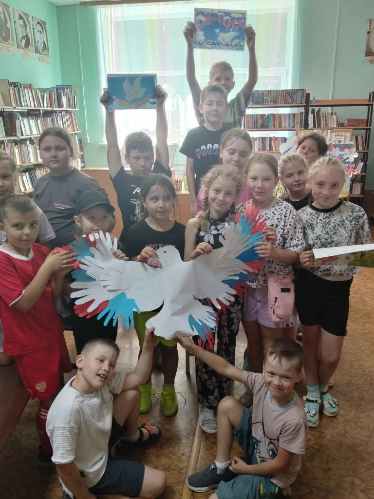 Сегодня ребята нашего лагеря посетили городскую библиотеку 📚. Работники библиотеки провели для них 