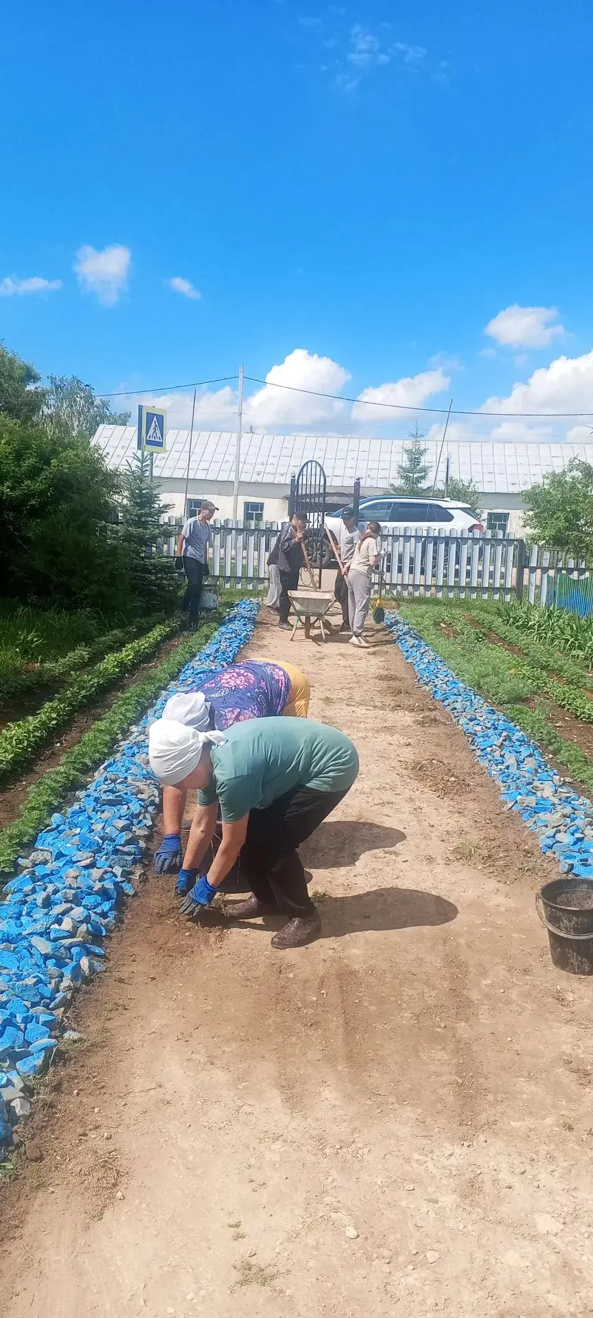 Каникуллар булуга карамастан, мәктәп бакчасында, балалар һәм укытучылар тырышлыгы белән эш тулы көчк