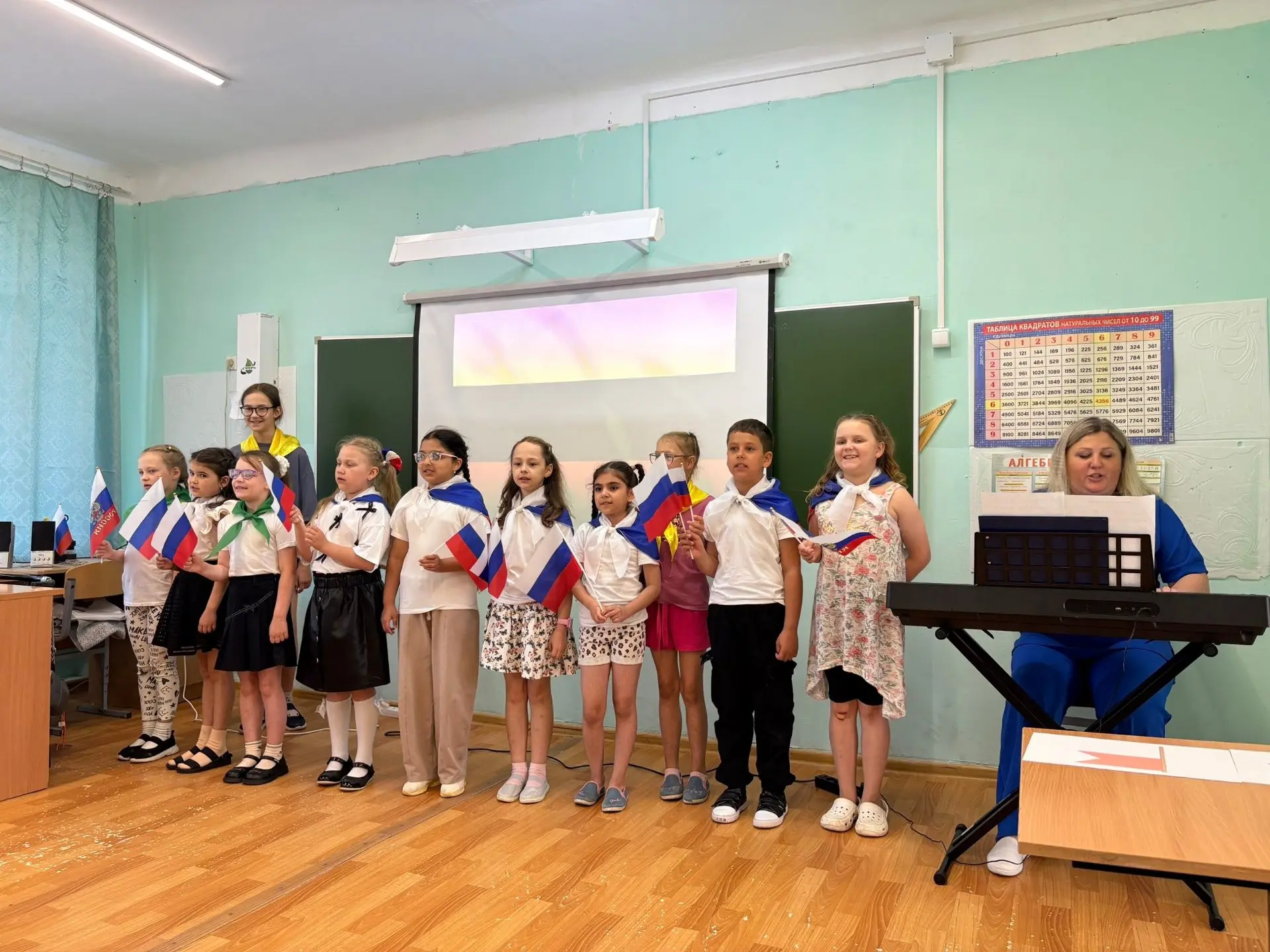 День России в лагере: торжество патриотизма и единства 
Сегодня наш лагерь отметил День России, и эт