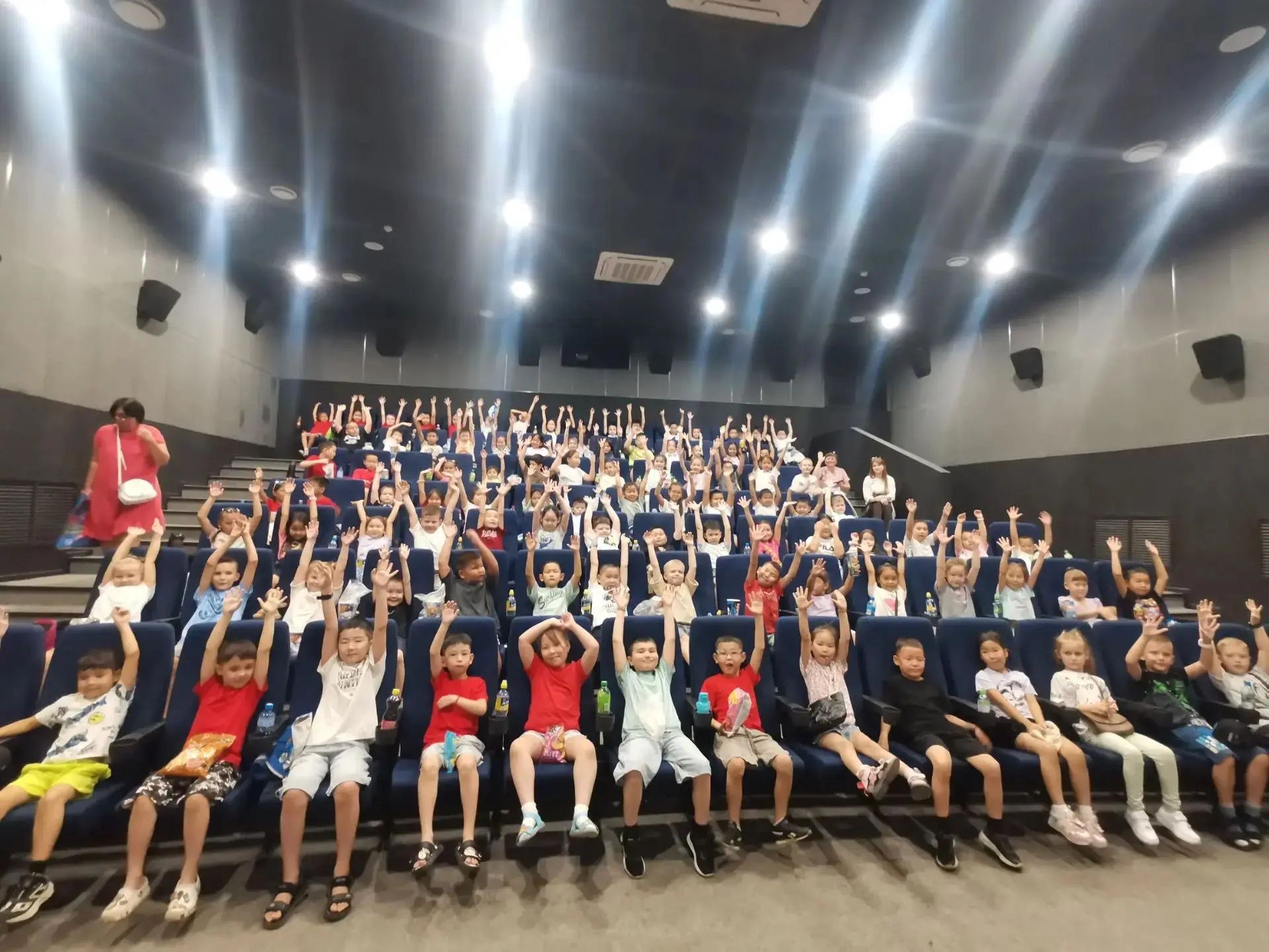 🎬 Сегодня в кинотеатре «Октябрь» сразу несколько классов нашей гимназии отправились в ...