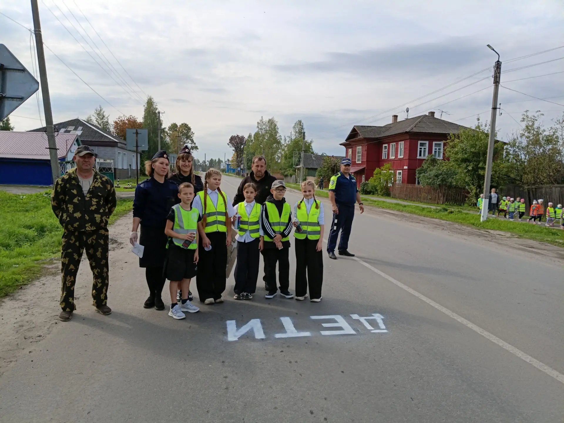 🚦В рамках социальной компании "Иду в школу"  активисты ЮИДД нашей школы совместно с со...