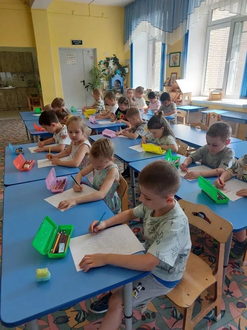 Накануне празднования "Дня России" воспитатели старшей группы "Родничок" дошкольного отделения "Пчёл