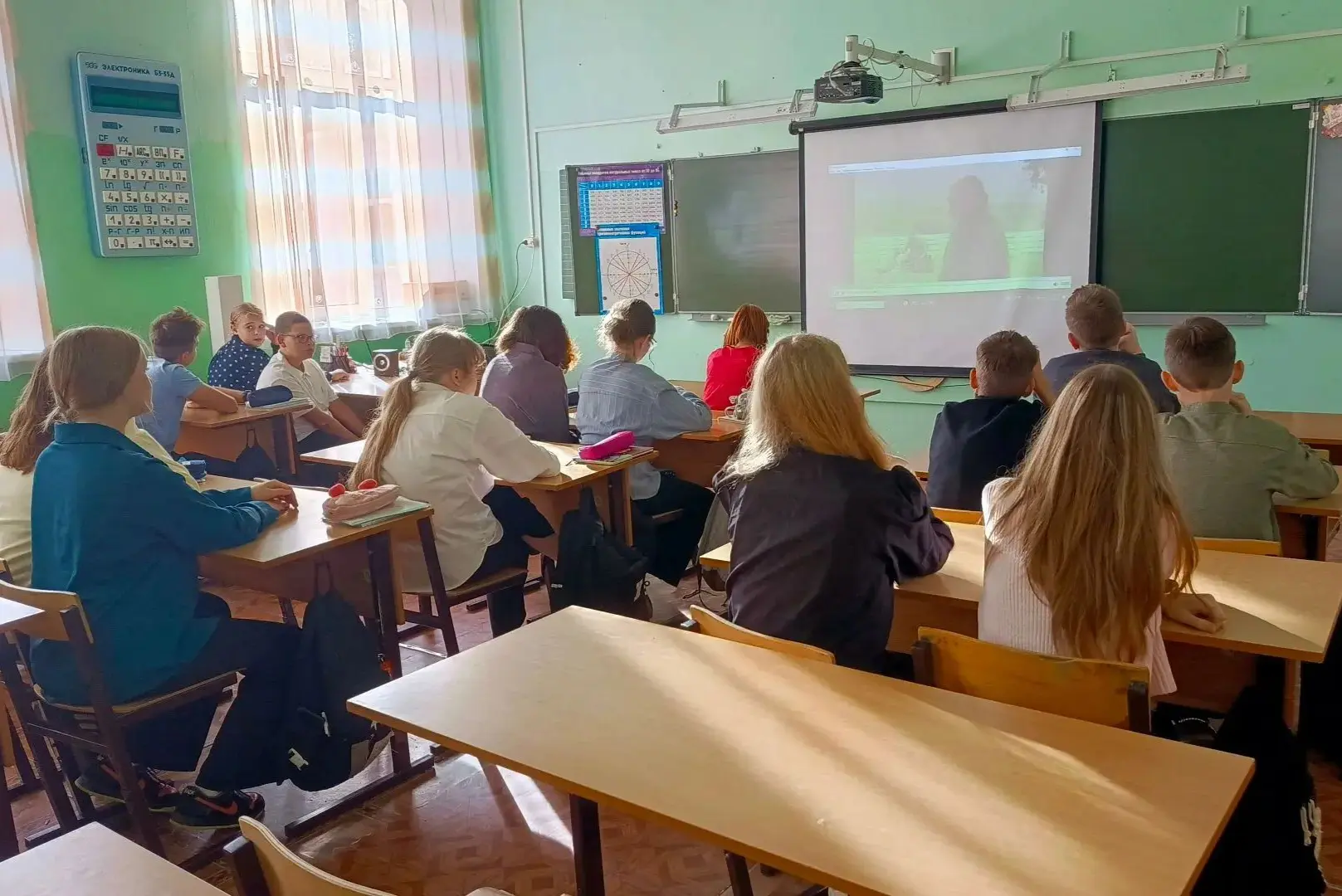 В рамках проекта "Киноуроки в школах России" семиклассники посмотрели и обсудили фильм ...
