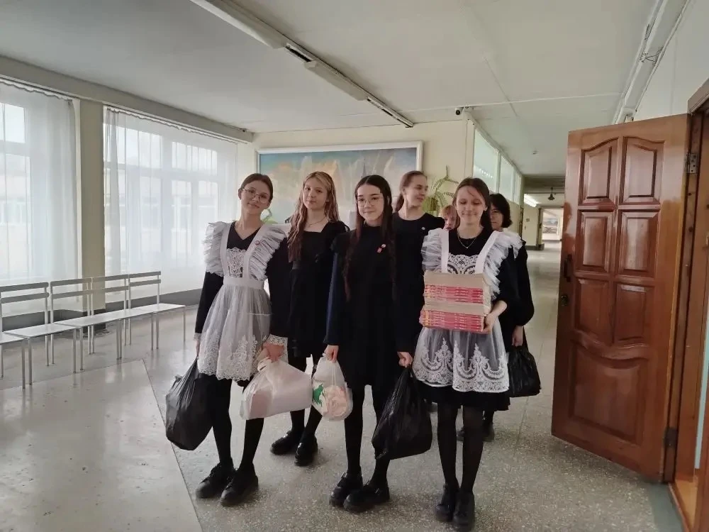 Ребята из 8Б класса сегодня здорово помогли ИБЦ 1 корпуса! 💪  Под чутким руководством педагога‑библи