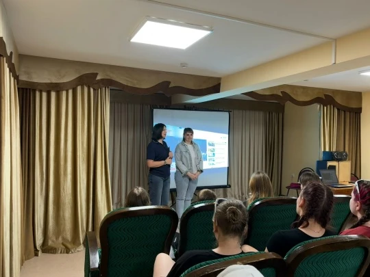В рамках месячника «Знать, чтобы жить!» сотрудник нашей библиотеки вместе с врачом -наркологом и спе