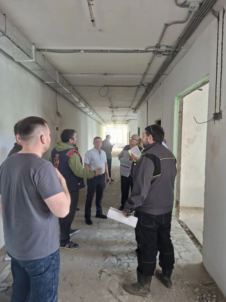 🏗НОВОСТИ КАПРЕМОНТА  Ремонтные работы в МБОУ «СОШ №56» продолжаются.   Сегодня на еженедельном совещ