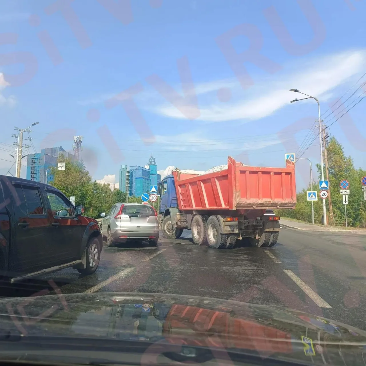 На мосту по Университетской ДТП — грузовик столкнулся с легковушкой, передают очевидцы.