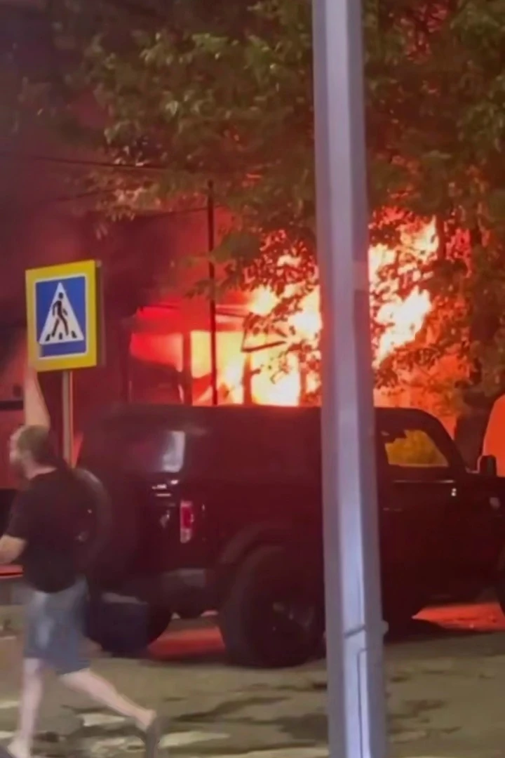 На Дахадаева в Махачкале сгорело кафе «Юг бистро»