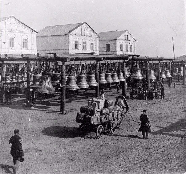 Рынок колоколов на нижегородской ярмарке. Российская империя, 1902 год.
