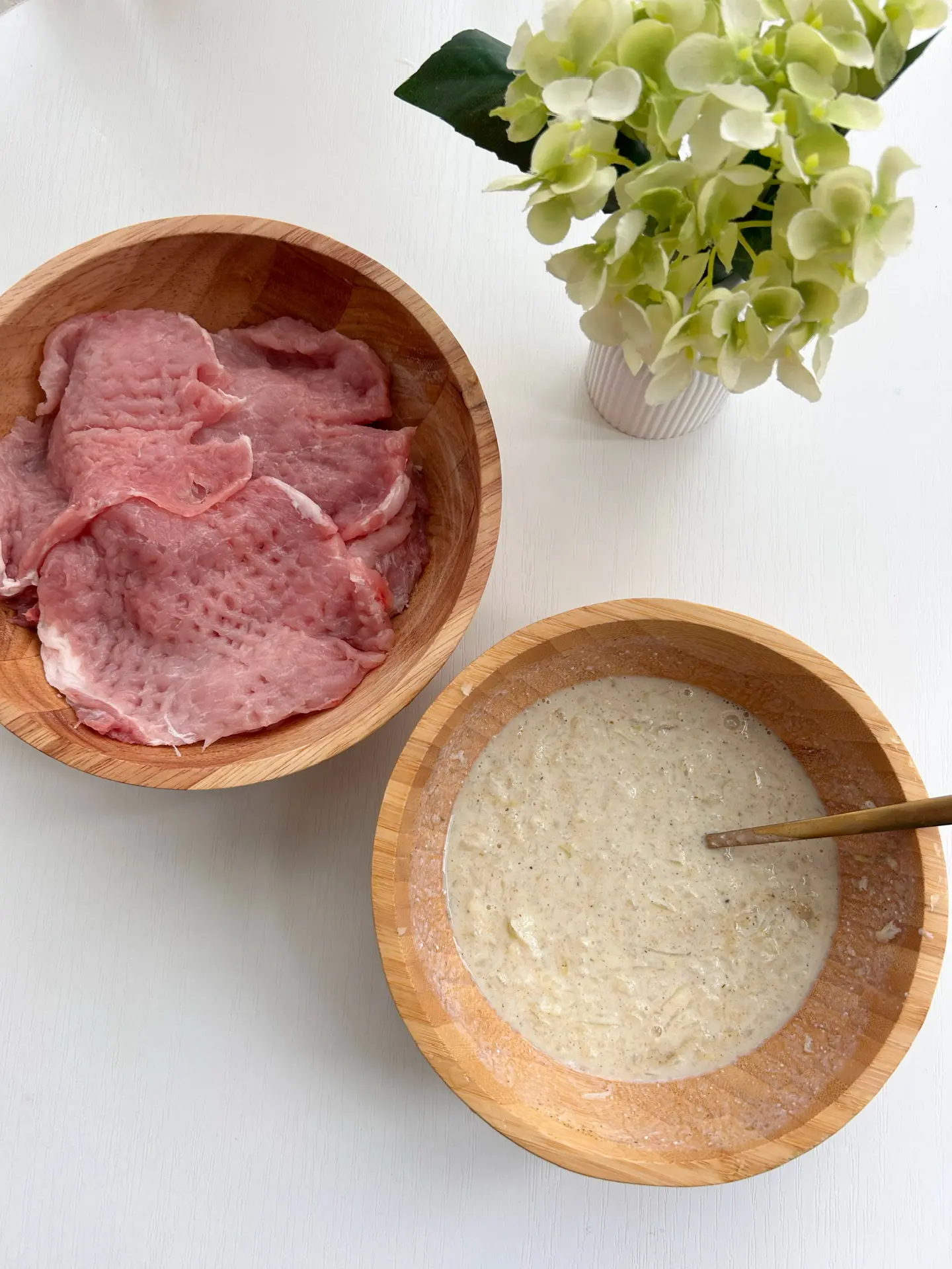 Поставила мариновать мясо  Часа 4 будет мариноваться  Таким маринадом еще не делилась. Не успела)) в