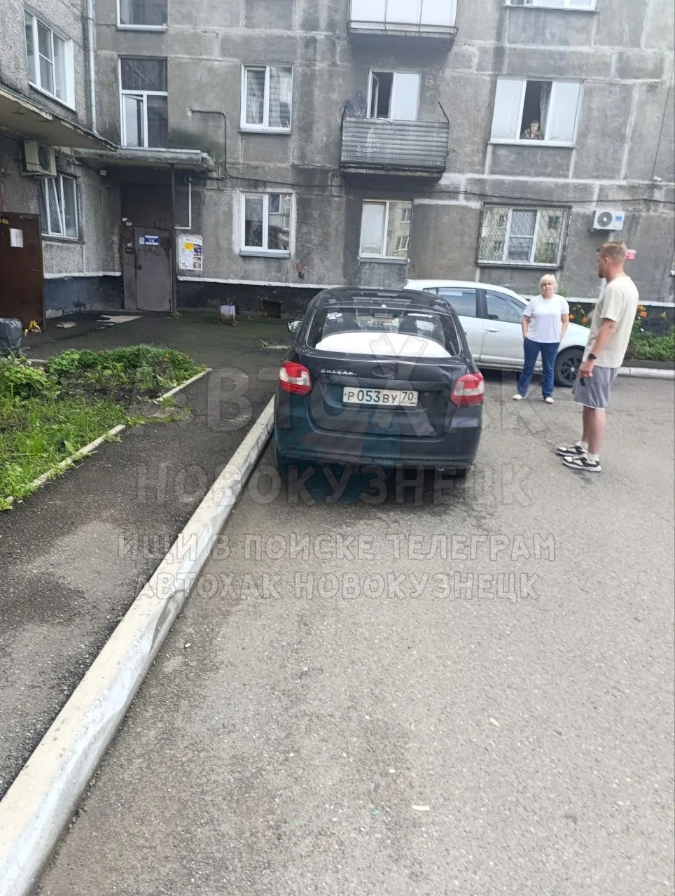 Сегодня в 15:30ч., не известный поставил свой русский автопром, возле домов ул. Кузнецова 4/1 и 4/2 