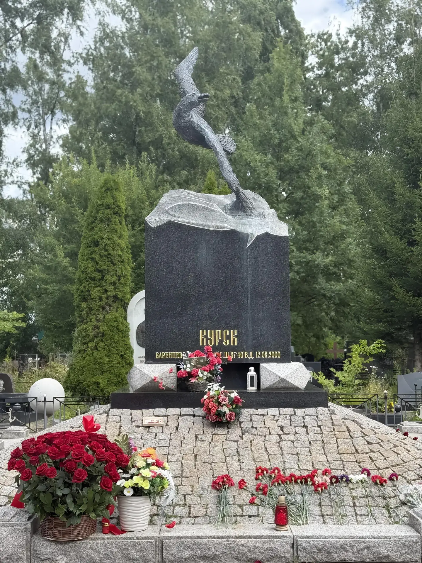 Сегодня у мемориала на Серафимовском кладбище вместе с депутатами Законодательного собр...