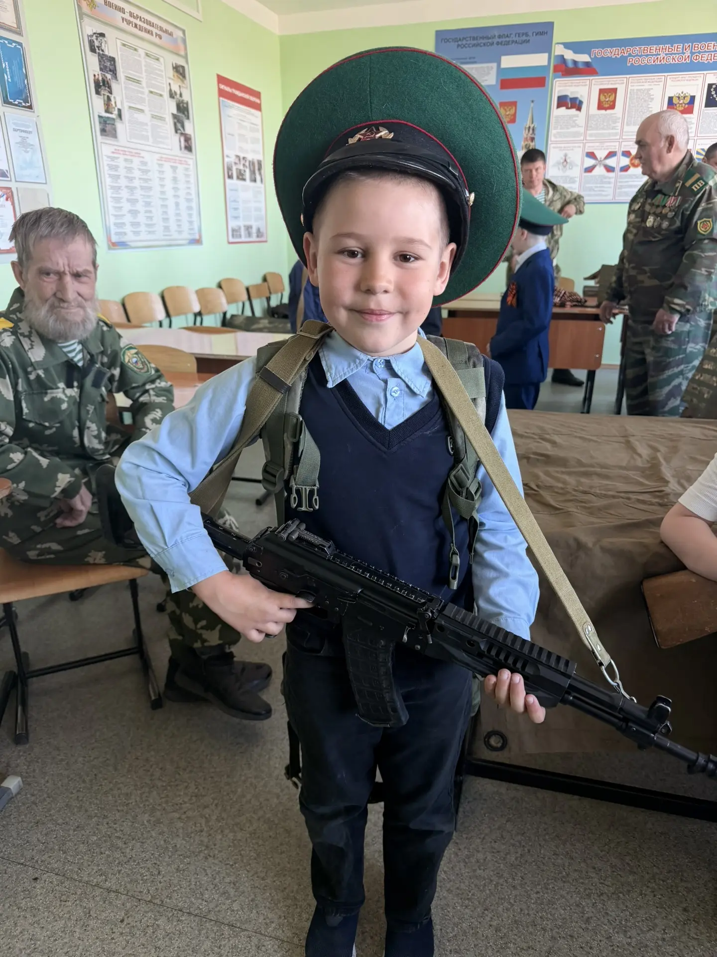 🛡️ В Бердюжской школе продолжается выставка вооружения и экипировки, организованная местным отделени