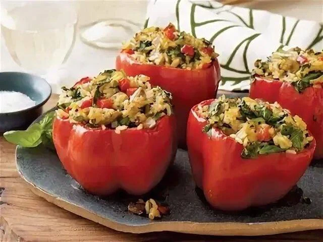 🫑 Фаршированные перцы с рисом и овощами.  Ингиедиенты:  - Перец болгарский – 6 шт.   - Рис – 150 г  