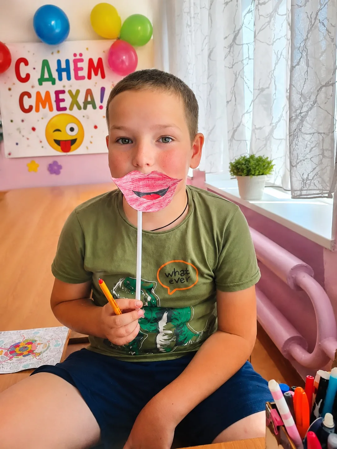 Улыбки до ушей! 😁

В лагере прошел «День улыбок»:
✅ Снимали юмористические ролики об отрядах
✅ Отжи