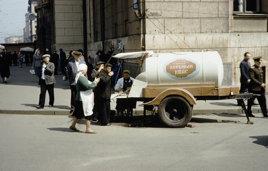 Бочка с квасом, 1959 год

В летний день ничего так не утоляет жажду, как стаканчик этого холодного н