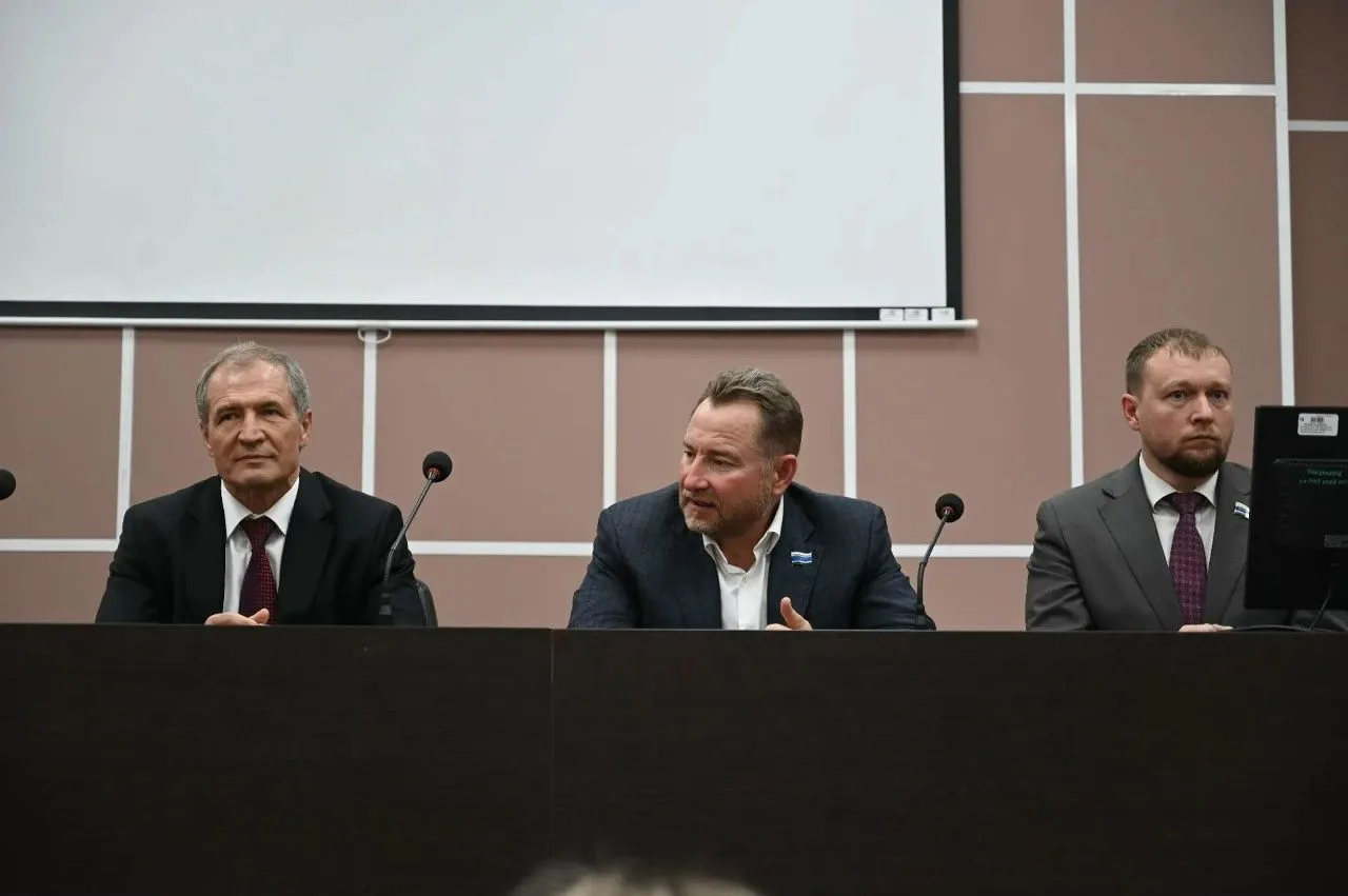 Диалог с властью: депутаты и коллектив ГКБ №14 обсудили насущные вопросы