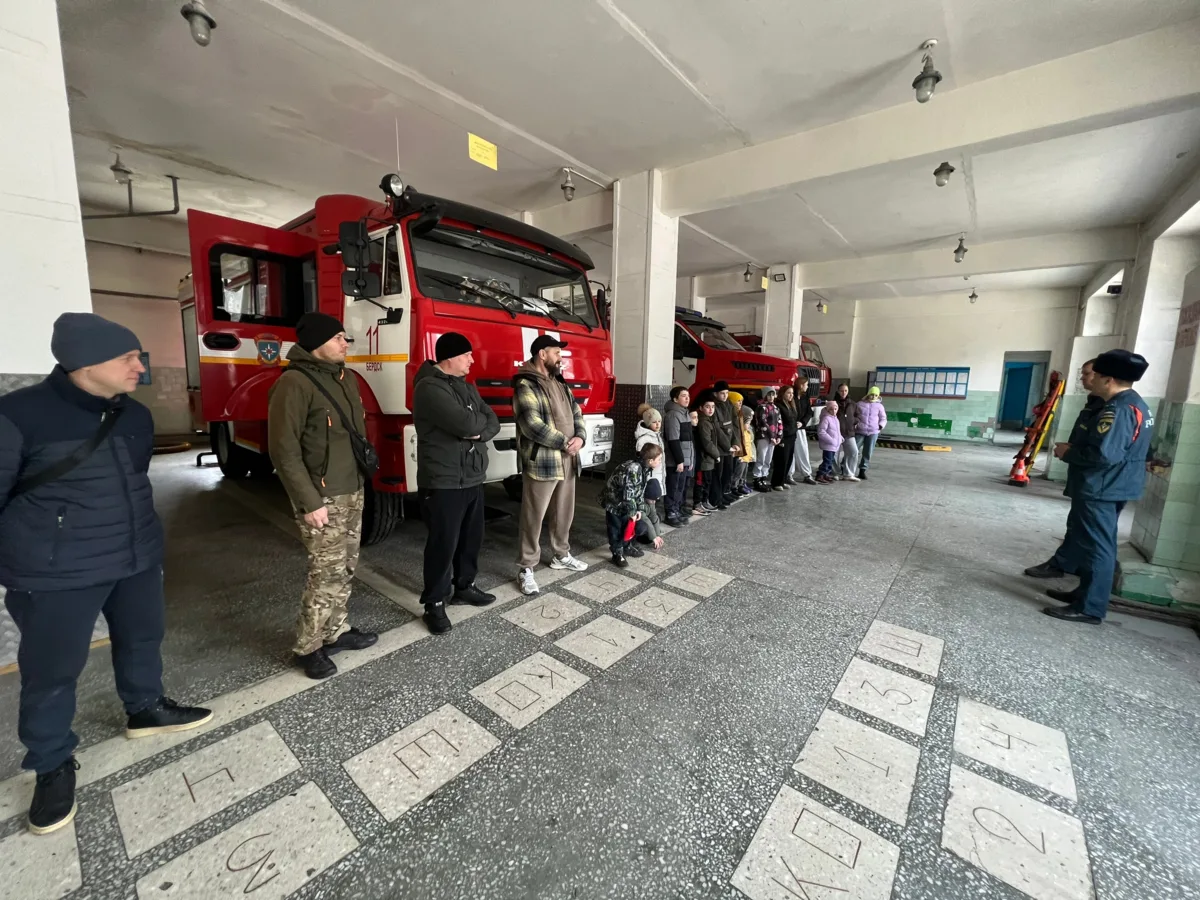 Бердские семьи посетили пожарную часть и автодром в рамках акции «Папа в деле»  Участники познаком