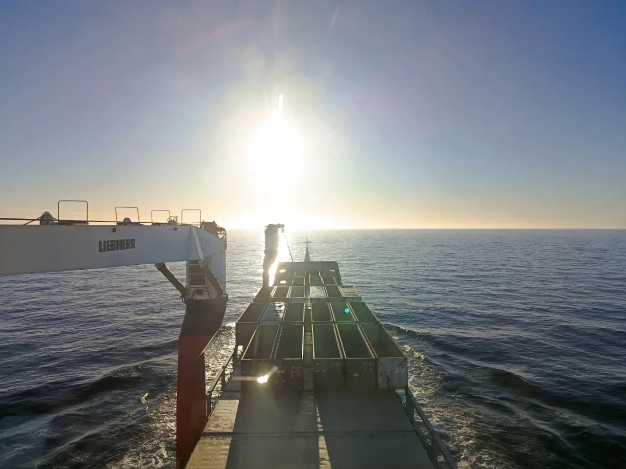 Арктика-2 сейчас идет по Карскому морю. Судно направляется в Архангельск на погрузку, п...